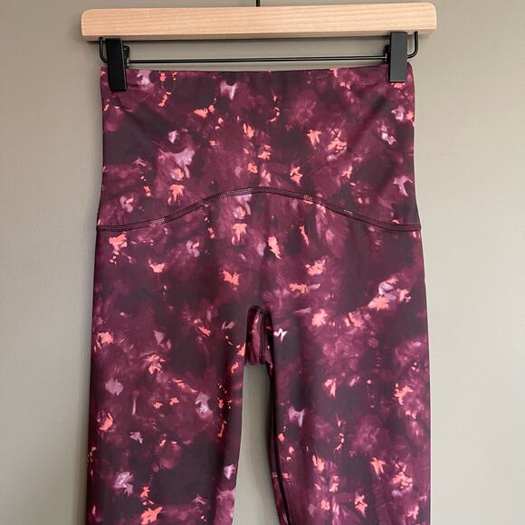 SPANX Booty Boost Active Print 7/8 Legging in Wine/Orange Tie-Dye Size Small - Picture 4 of 15